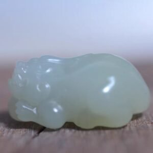 The Hotan Jade Pixiu pendant,bring inwealth and treasure,To ward off evil andprevent disasters,Transport Nafu,Guardingsafety,Enhance temperament.
