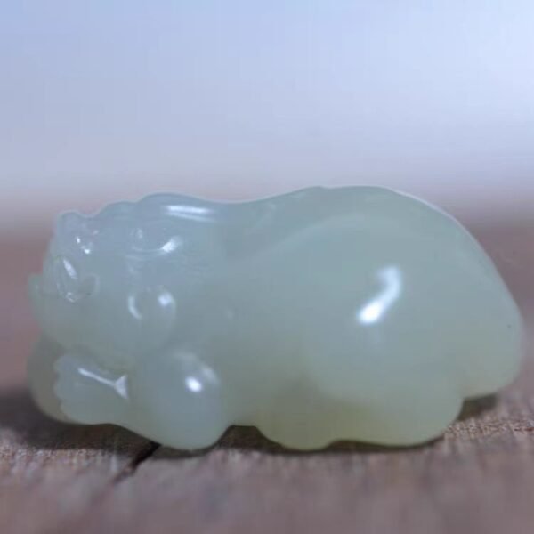 The Hotan Jade Pixiu pendant,bring inwealth and treasure,To ward off evil andprevent disasters,Transport Nafu,Guardingsafety,Enhance temperament.