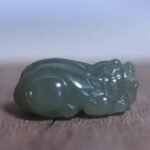 The Hotan Jade Pixiu pendant,bring inwealth and treasure,To ward off evil andprevent disasters,Transport Nafu,Guardingsafety,Enhance temperament.
