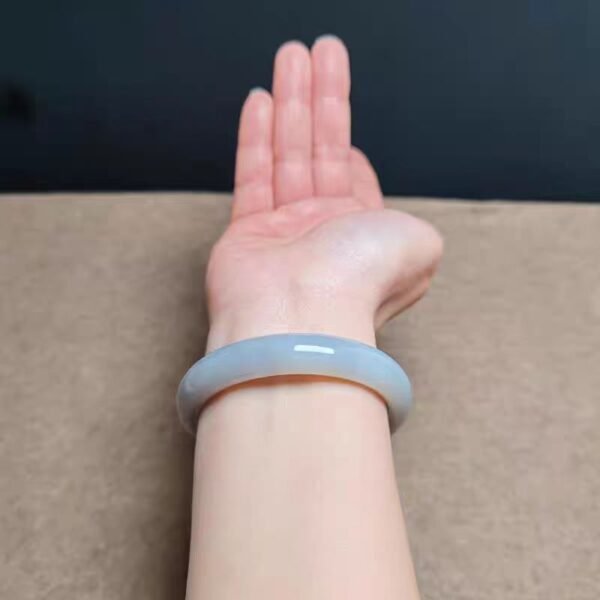 Hotan Jade bracelets,Symbolizing beautifulquality,lmplies auspiciousness andpeace,Representing love andmarriage,Reflect identity andstatus,Carrying cultural heritage.