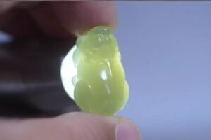 The Hotan Jade Pixiu pendant,bring inwealth and treasure,To ward off evil andprevent disasters,Transport Nafu,Guardingsafety,Enhance temperament.