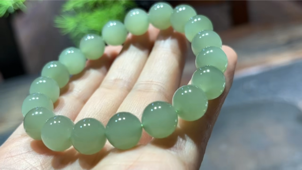 Hetian jade bracelet: jade is like peeled grapes